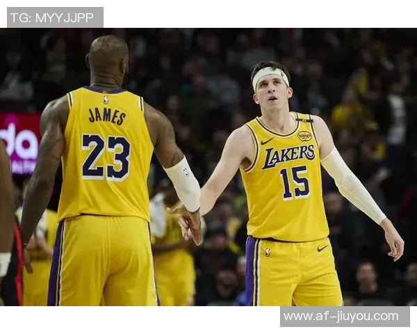 詹姆斯分享个人赛季首秀照片里夫斯和蒂耶罗热评表现精彩