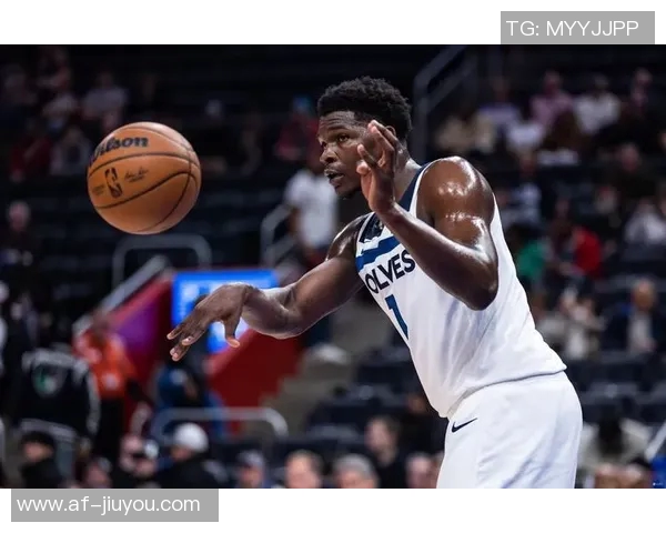 爱德华兹因进攻犯规被罚下场麦戈文斯遭遇犯规困扰影响比赛走势