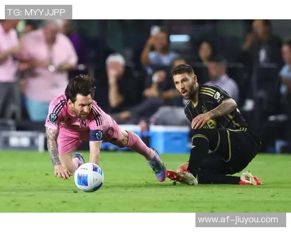 梅西在补时阶段单刀突袭被迅速回追的防守球员成功破坏 梅西在补时阶段单刀突袭被迅速回追的防守球员成功破坏