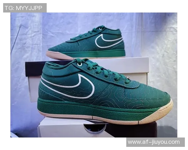 库里赛前训练穿上布克首款签名鞋Book1迎战太阳队展现默契配合